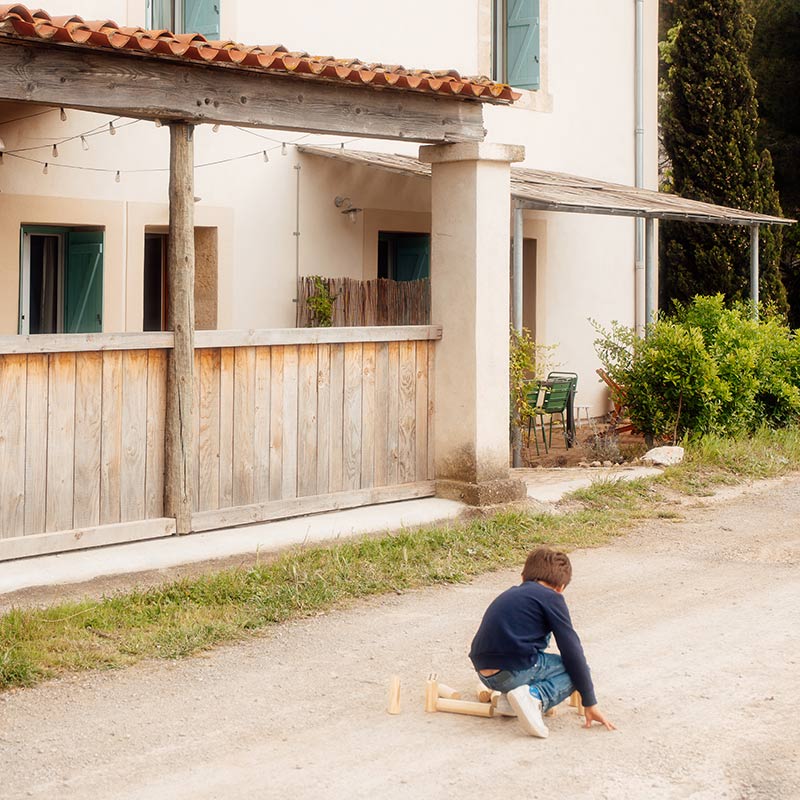 Chemin et terrasse privative du gîte Garance Devant le gîte, profitez de la terrasse privative et du chemin qui mène aux vignes