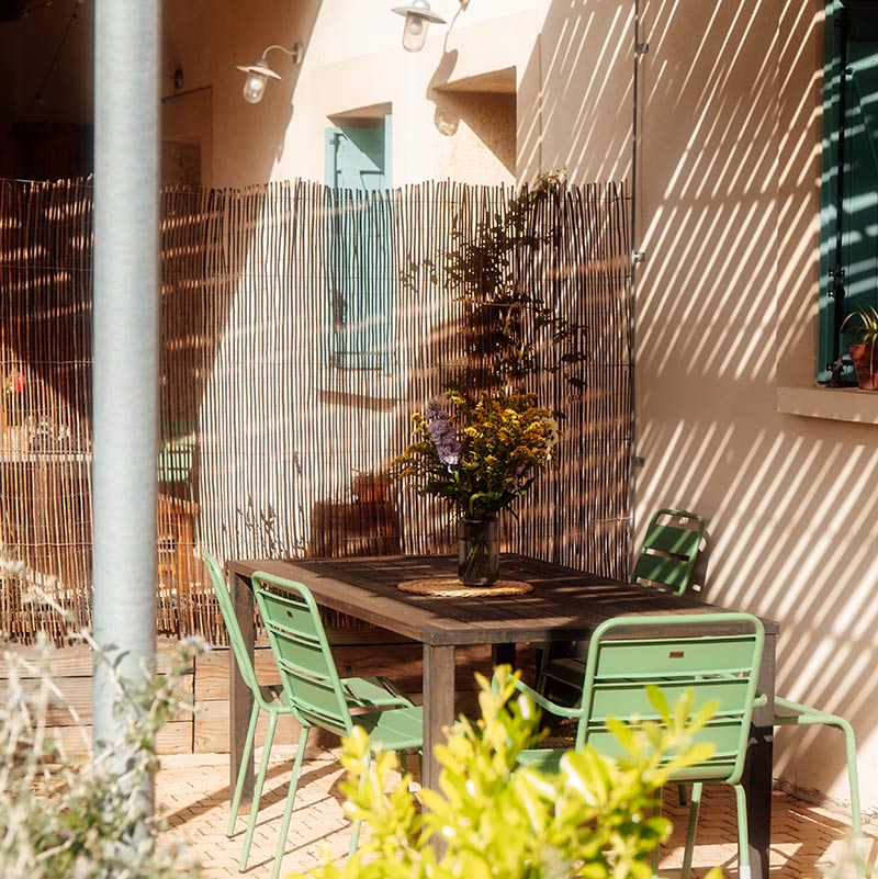 La terrasse ombragée du gîte Garance La terrasse ombragée du gîte Garance