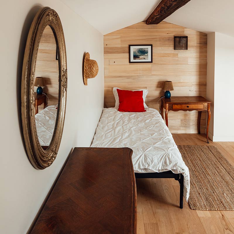 Coin nuit chaleureux dans la mezzanine Sur la grande mezzine, coin nuit chaleureux avec un lit simple supplémentaire