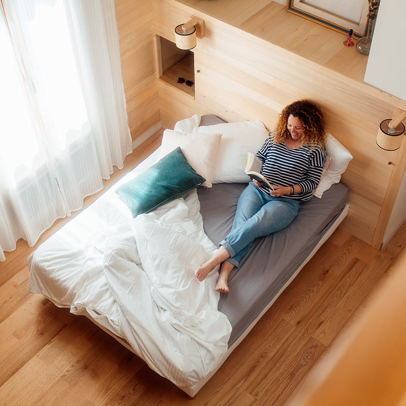 La grande chambre avec sa mezzanine Une grande chambre, pour un moment chill, repos et lecture au gîte