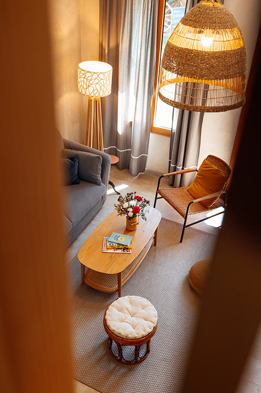 Le salon du grand gîte peut accueilir près du poêle à bois 8 personnes Déco élégante et campagne pour le salon des gîtes