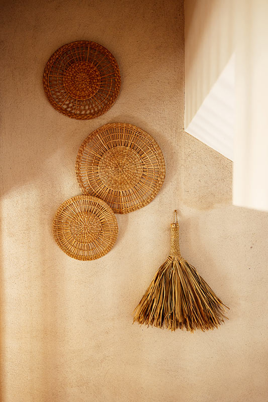 Déco brut et authentique du gîte Matière naturelle, mur à la chaux, pour la décoration de l'escalier du grand gîte Kermès, à Frontignan