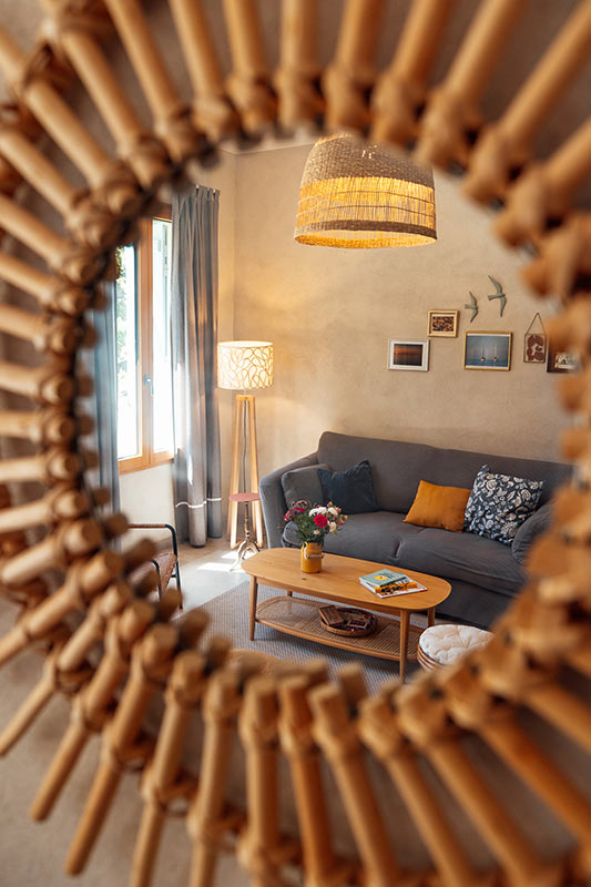 Le salon doux et plein de charme Un moment doux et lumineux dans le salon du gite de la maison Stony pour un séjour en famille