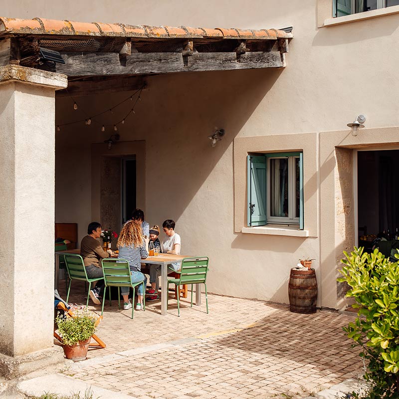 La terrasse du grand gite à Frontignan La terrasse du grand gite propice pour des repas et moments conviviaux en famille dans le sud