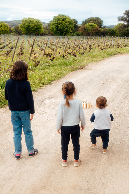 Jeux pour les enfants Les enfants peuvent jouer sur les chemins des vignes à voté du gîte, près de Sète