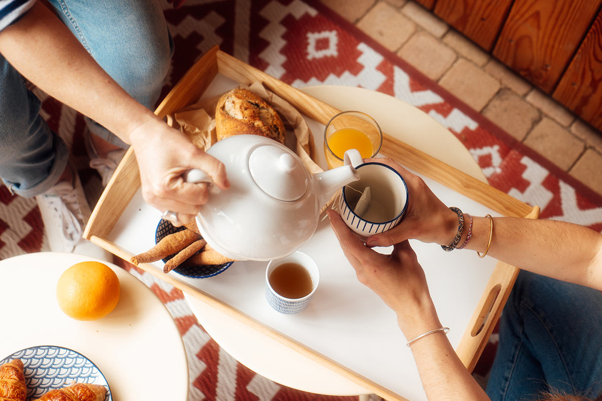 Petit-déjeuner sur la terrase du gite face au vignes Face vignes, admirer le paysage et prendre le petit)-déjeuner, café ou thé