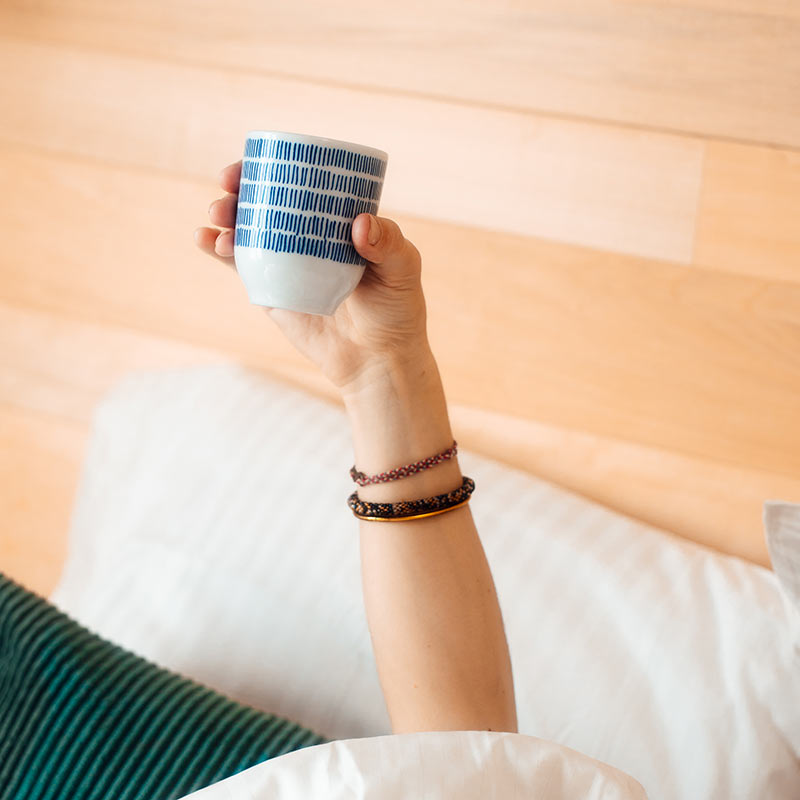 Café au lit pendant les vacances dans le sud Pause café pendant les vacances à Frontignan près de Sète