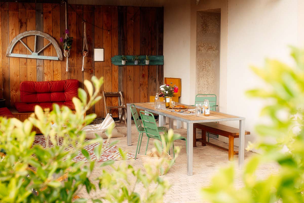 Terrasse face aux vignes dans l'Hérault Une table bien dressée, une terrasse ombragée, une vue face au vignes, c'est idéal pour les vacances dans l'Hérault