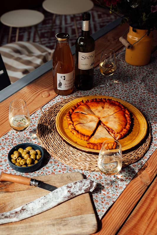 Tielles sétoise et muscat sec Un muscat sec et une tielle sétoise pour l'apéritif, parfait pour célébrer les vacances dans le sud, en Méditerranée