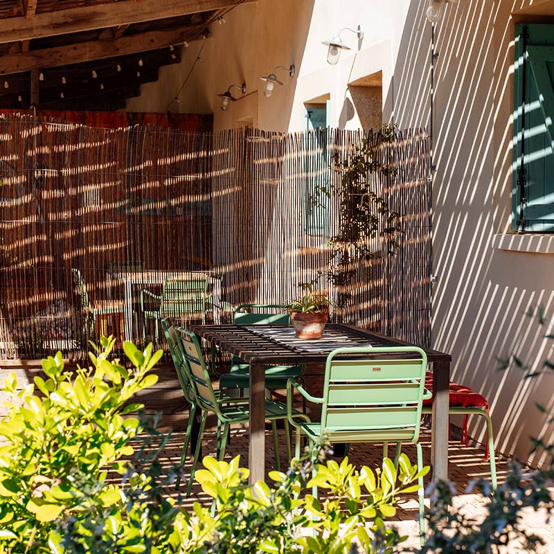 Terrasse ombragée et calme du gîte Garance Terrasse ombragée avec mobilier en verte olive face aux vignes de muscat de Frontignan