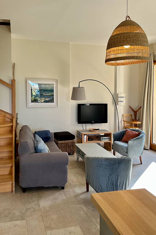 Salon et poêle à bois du grand gite Le salon lumineux et son poêle à bois pour un séjour détente