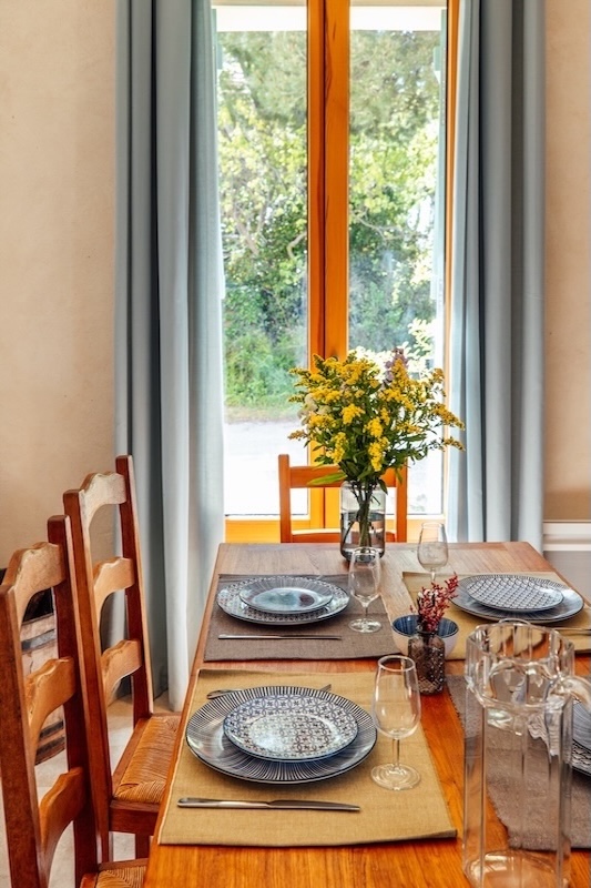 Garance, un grand gite pour se réunir Jolie table dressée pour la salle à manger du gite familial Garance