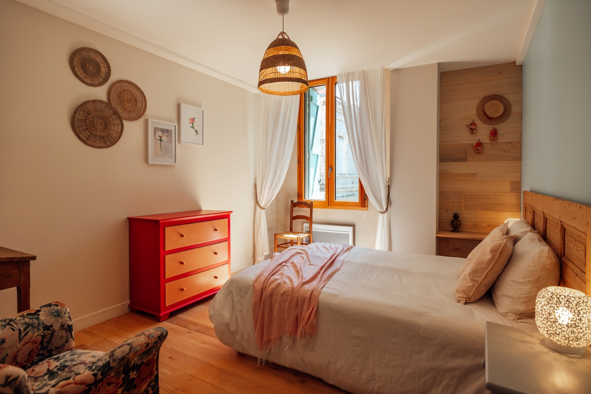 Chambre parentale rouge, rose et en bois Une jolie chambre parentale chaleureuse pour un séjour détente dans le gite garance, un gite pour 6 personnes
