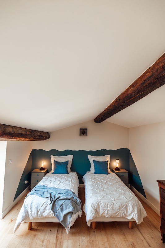 Gîte avec 2 chambre et mezzanine décoration bleu, pour 6 personnes En grand lit ou 2 lits séparés, la mezzanine s'adapte à votre famille ou amis dans le gîte