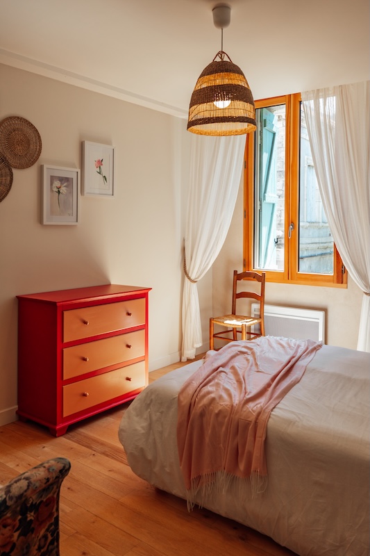 Chambre parentale lumineuse ouest Une jolie chambre parentale chaleureuse dans un domaine viticole, pour 6 personnes