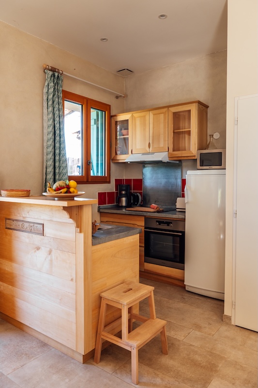 Cuisine ouverte du gite familial Cuisine équipée du gite familial avec sa terrasse privative face aux vignes