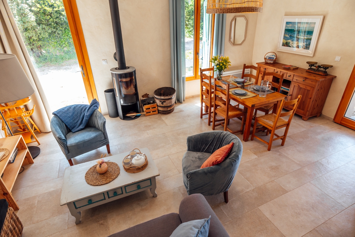 Grand gite familial face aux vignes Grand salon salle à manger pour le gite de 7 couchages face aux vignes