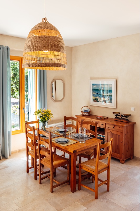 Salle à manger lumineuse de Garance Jolie salle à manger lumineuse du gite Garance au coeur des vignes