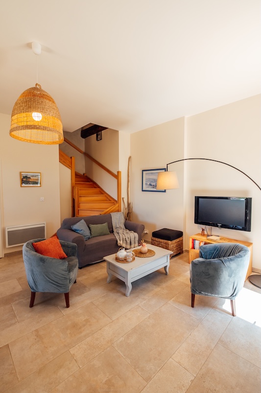 un grand gîte cocooning pour un séjour détente Coin salon dans la grande pièce de vie, détente assurée