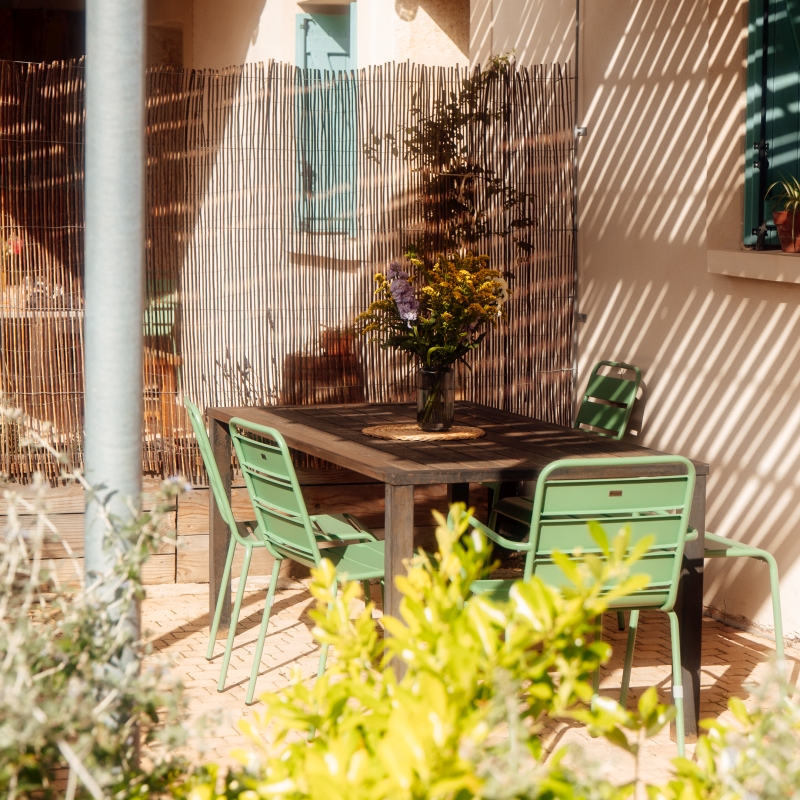 Terrasse privative du grand gîte La terrasse privative et ombragée du gîte familial