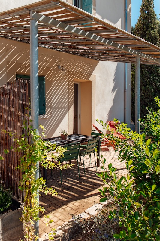 Terrasse du gîte Garance, vert olive Jolie terrasse ombragée avec son mobilier moderne vert olive et terracota