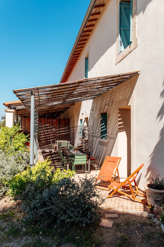 Terrasse au soleil face aux vignes la terrasse au soleil, ses chaises vert olive, ses chiliennes terracota