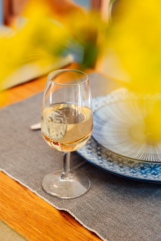 Muscat AOP de Frontignan Domaine de Stony Verre de Muscat, AOP, sur la terrasse du gîte Garance