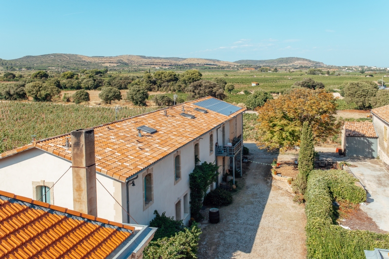 Vue du ciel du domaine de Stony Le domaine de Stony avec sa cour intérieur les vignes et la gardiole, vue du ciel