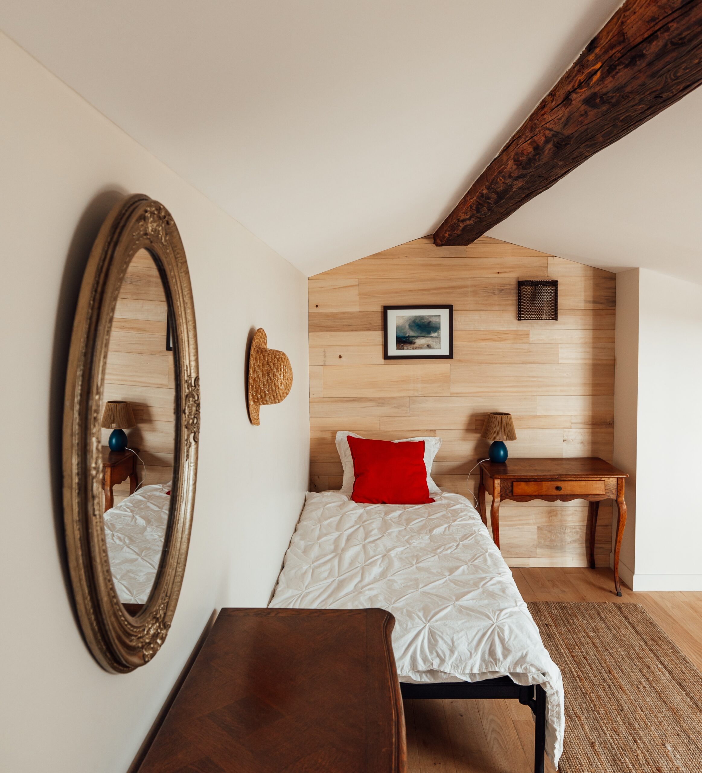 Chambre sur mezzanine, miroir vintage et mobilier chinés Chambre sur mezzanine pour 3 personnes, miroir vintage et mobilier chinés