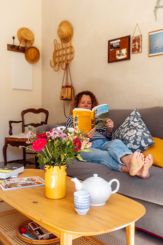 Le salon du gîte kermès invite à la lecture et la détente