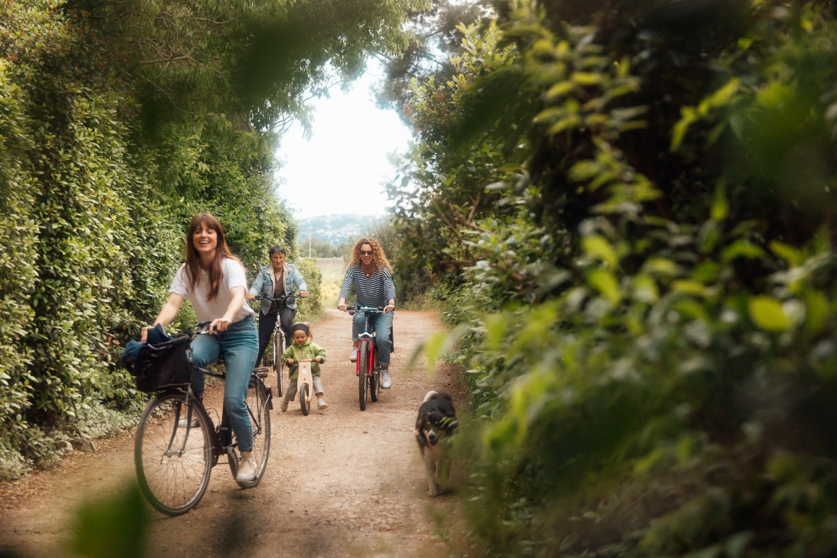 A vélo sur les chemins de vignes et de garrigue en famille