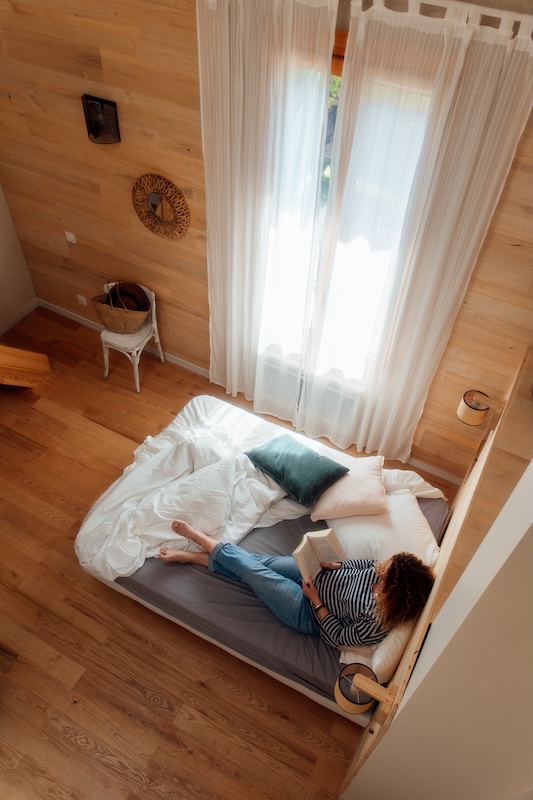 Moment lecture dans la chambre parentale du grand gîte
