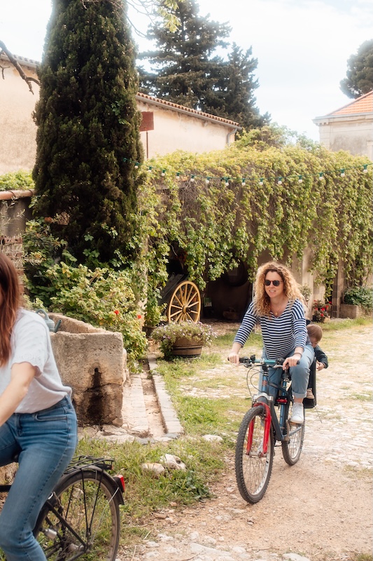 Dans la cour du domaine viticole, partir à vélo pour découvrir la région