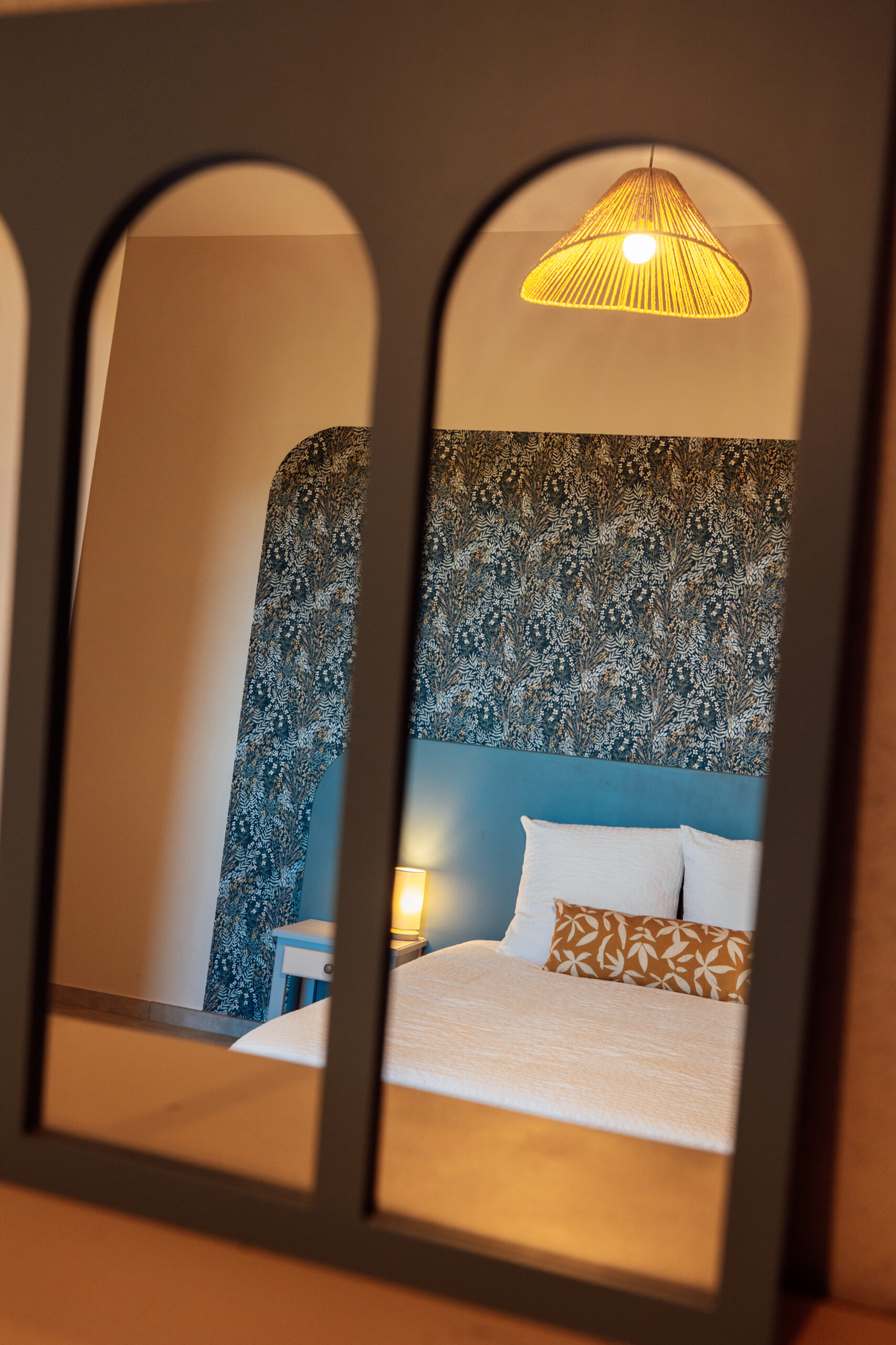 Chambre bleue et papier peint fleuri au rez de chaussée