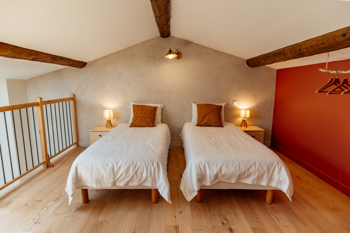 Chambre terracota de la mezzanine avec 2 lits simples pour amis et enfants