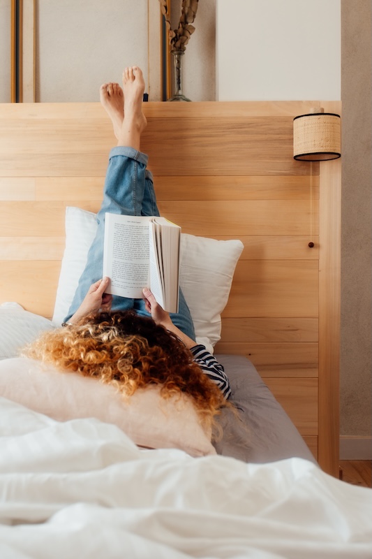 Zen et bouquin au lit pendant les vacances à Stony dans le gîte