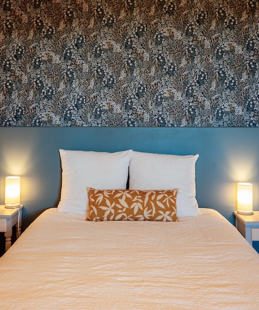 Chambre cosy bleu et coussin jaune moutarde pour la chambre pmr au rez de chaussée du grand gîte