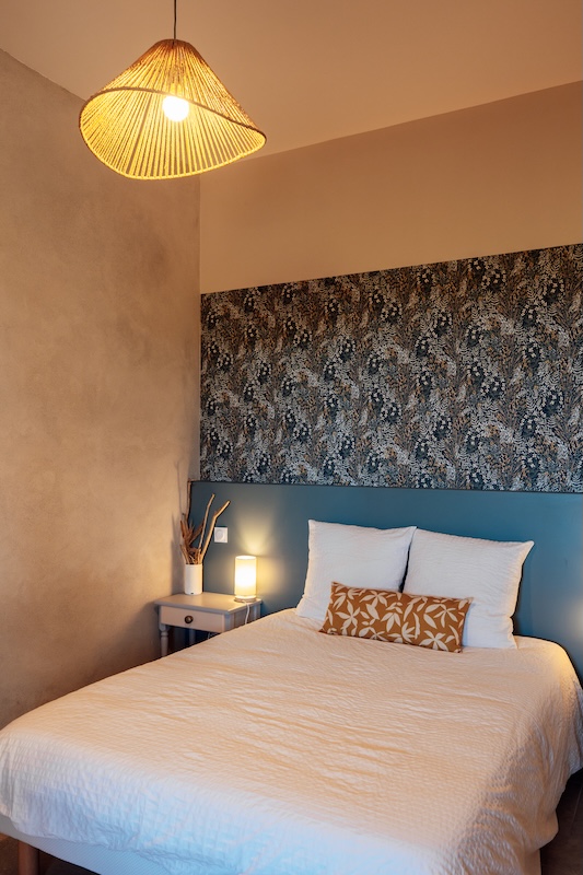 Tête de lit bleu pour la chambre PMR du grand gîte