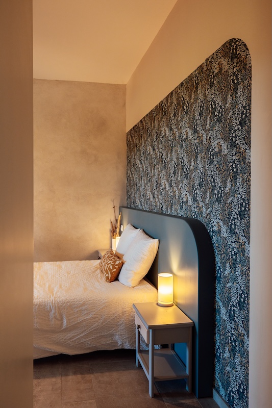 Chambre bleue et papier peint fleuri pour la tête de lit cosy