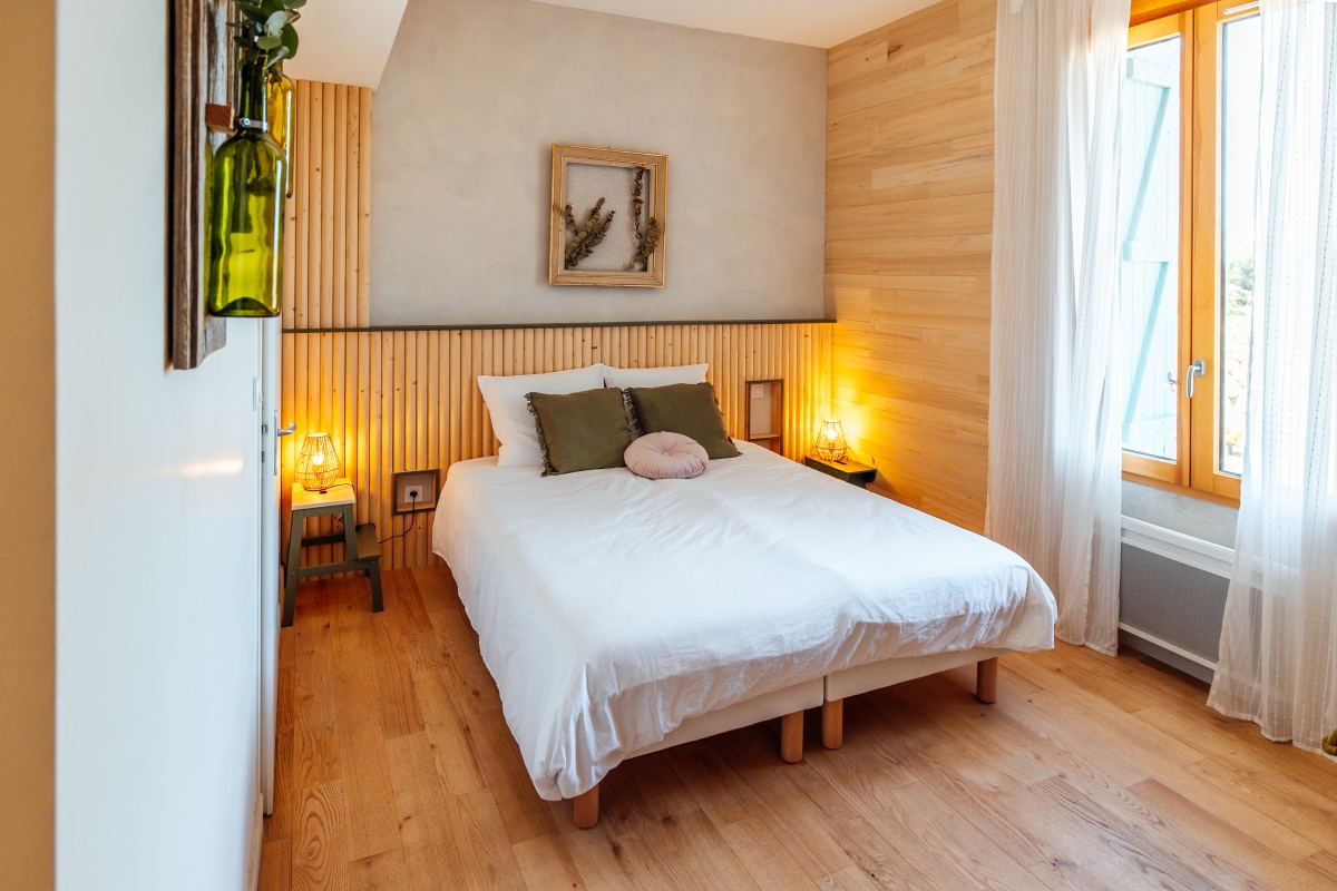 La chambre verte avec vue sur les vignes et sa salle de bain privative 