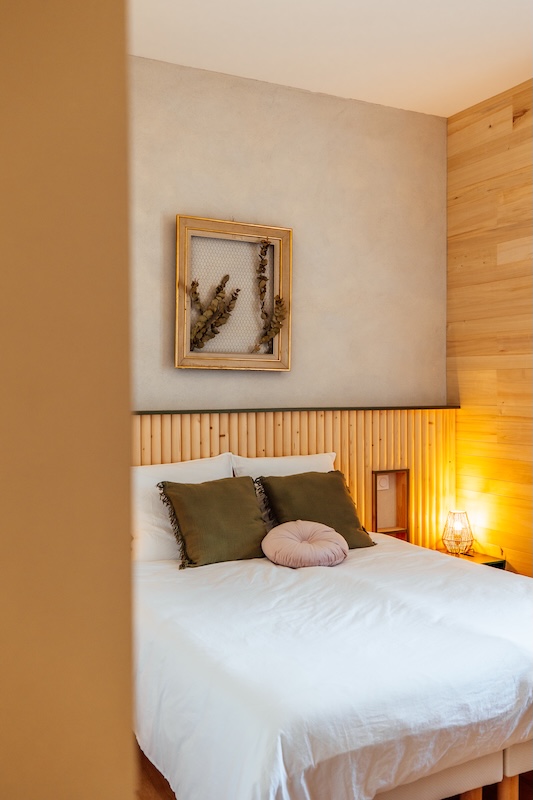 La chambre verte très cosé par les mur et parquet en bois du grand gîte