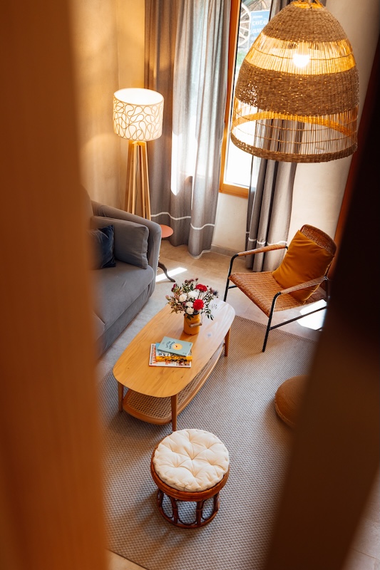 Le salon chaleureux avec bois, osier, matière naturelle et soleil 