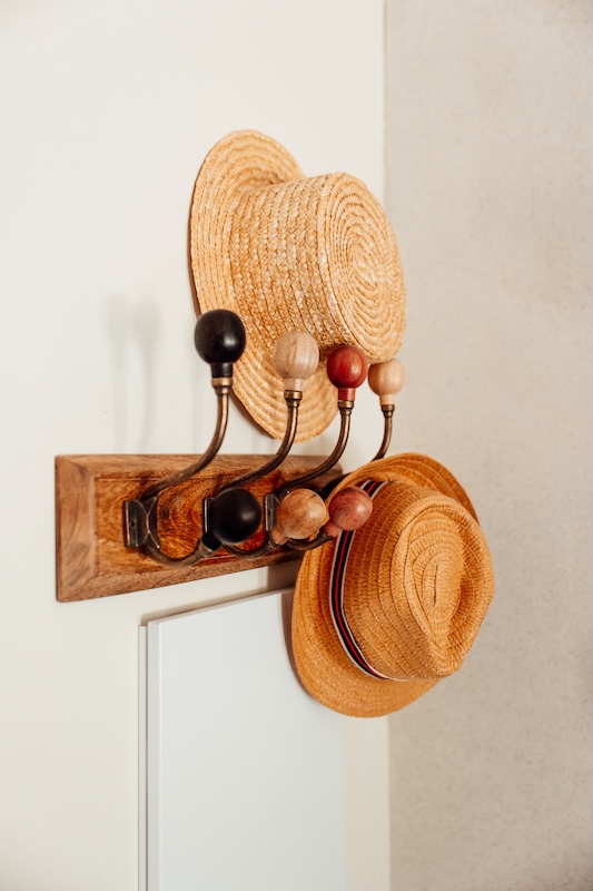 Détail déco en bois et chapeaux en osier pour un été dans le sud