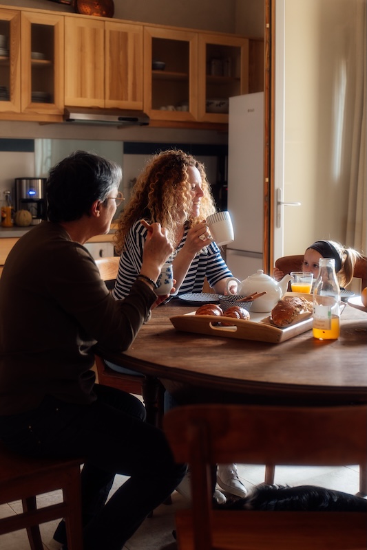 Dans la cuisine, prendre le temps d'un bon petit-déjeuner en famille sur la table ronde conviviale