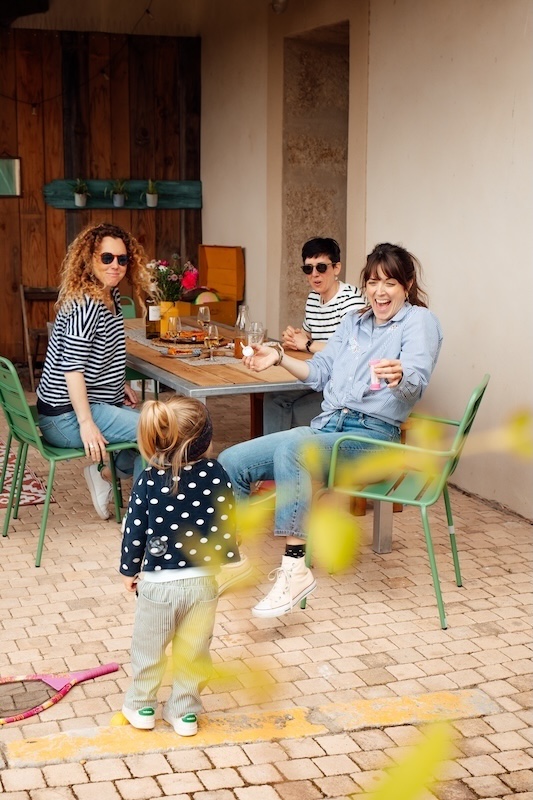 En famille sur la terrasse du grand gîte pour l'apéritif et des jeux 