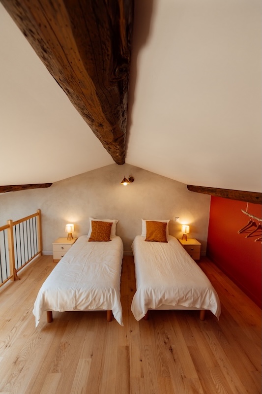 Grande mezzanine pour 2 personnes et les poutres apparentes