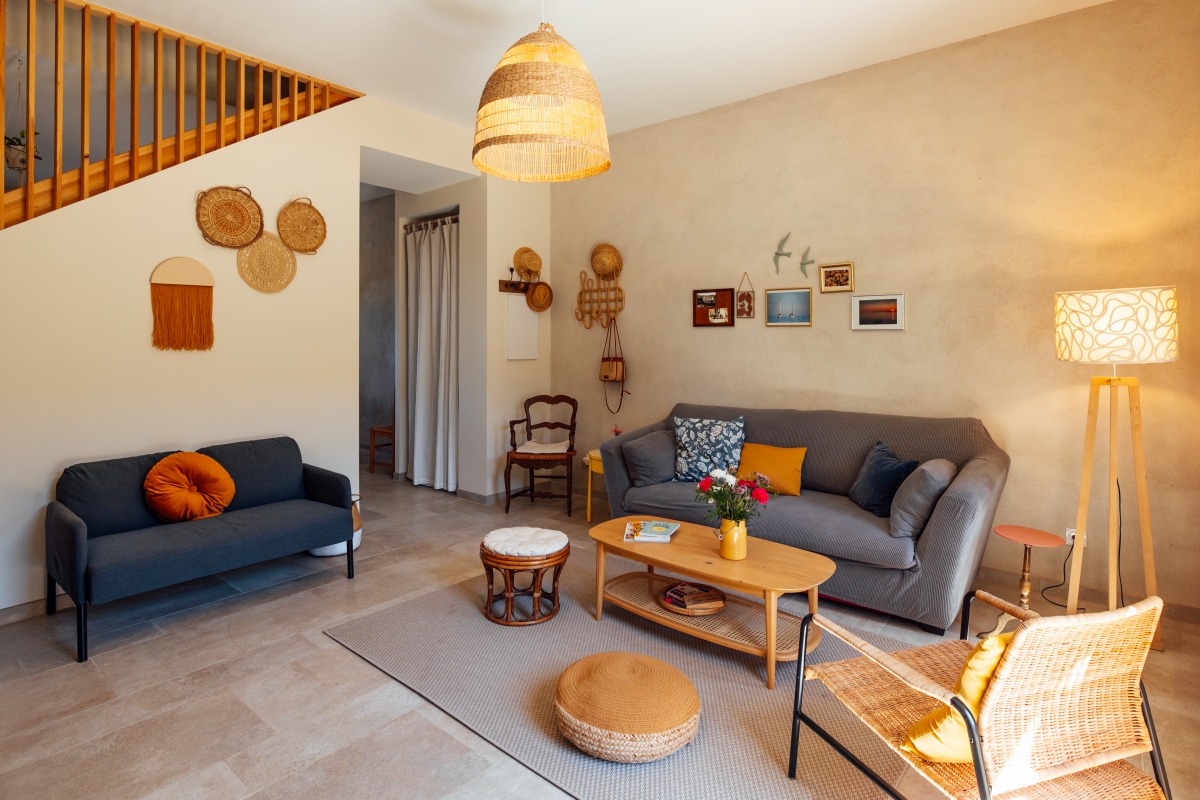 Le salon ouvert sur la cuisine avec décoration chaleureuse et lumière du jour 