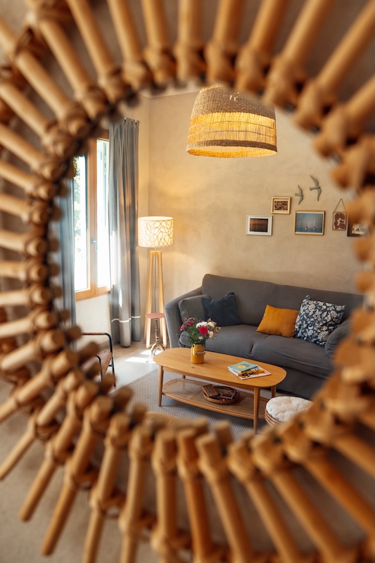 Le salon du grand gite kermes avec sa décoration douce et naturelle, près du poêle