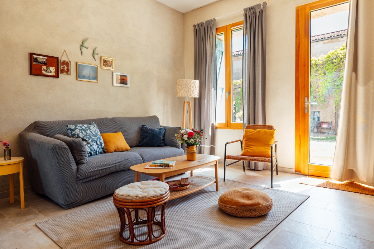 Le grand salon vue sur la cour du domaine viticole