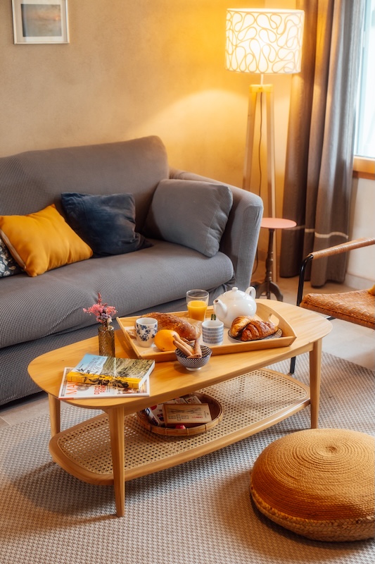 Pause café ou gouter au coin du feu dans le salon cosy de Kermès